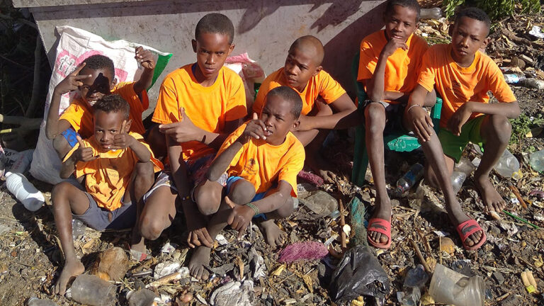 I bambini del Madagascar ripuliscono le spiagge dalla plastica e salvano le tartarughe marine